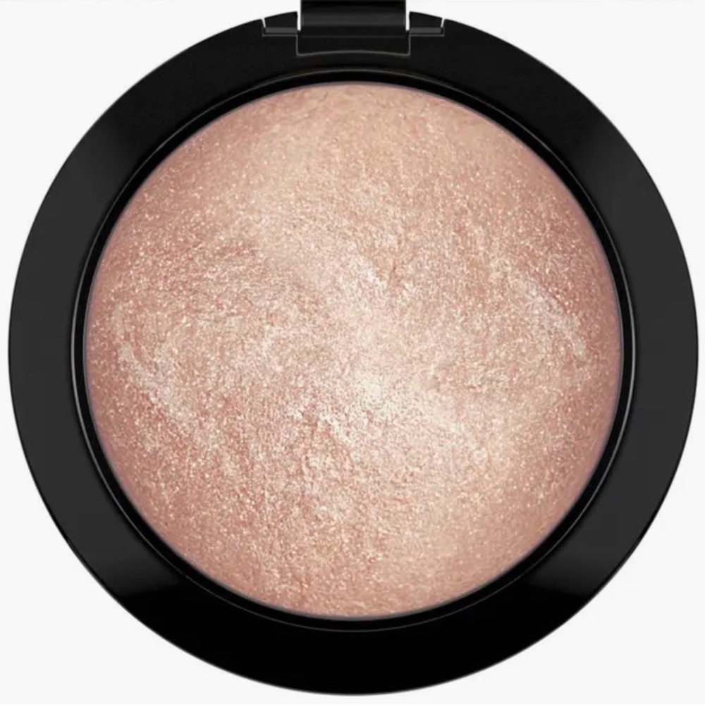 MAC ~ ‘SOFT & GENTLE’ Mineralize Skinfinish Highlighter ~ Full Size 10 g ~ DA2